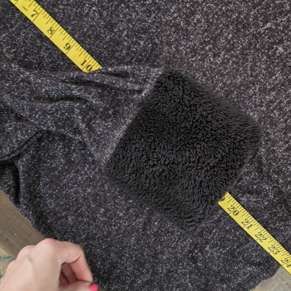 Bobeau Medium Charcoal Gray Tunic Sweater With Faux Fur Wrist Cuffs - Picture 8 of 8